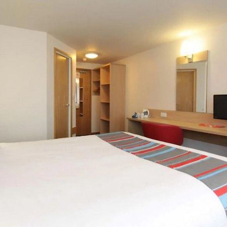 Travelodge London Feltham Buitenkant foto