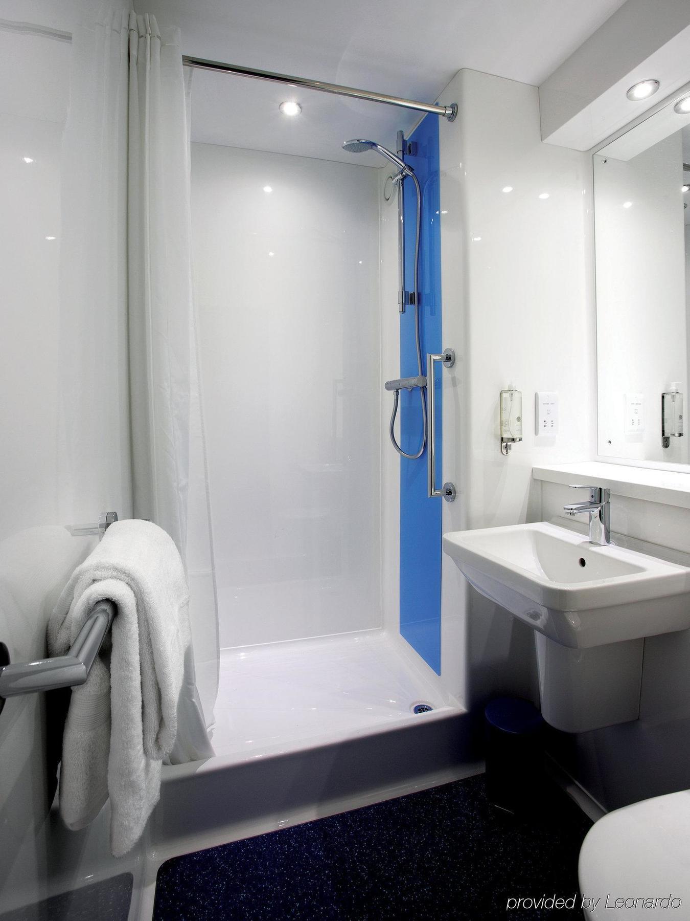 Travelodge London Feltham Buitenkant foto