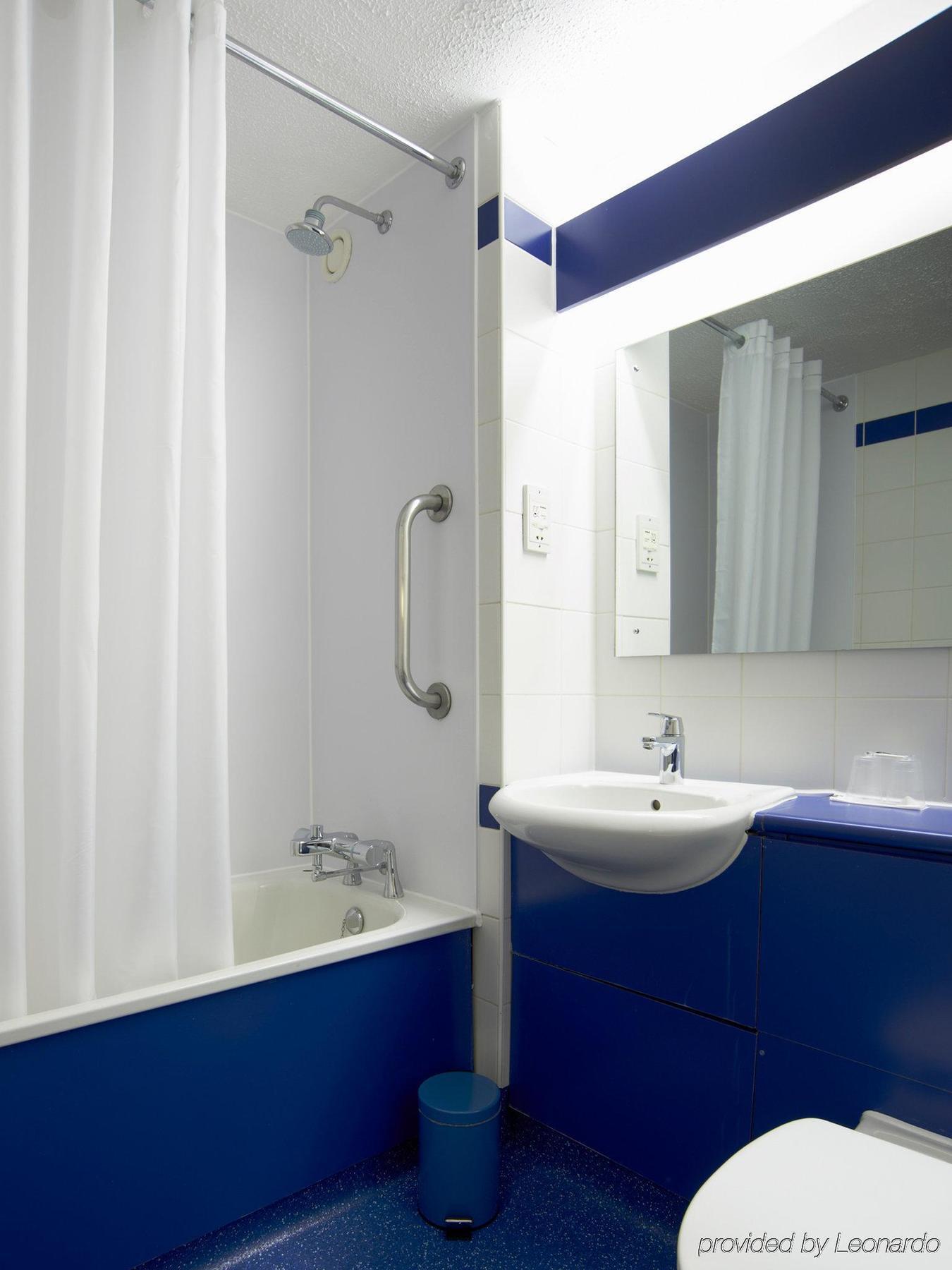 Travelodge London Feltham Buitenkant foto