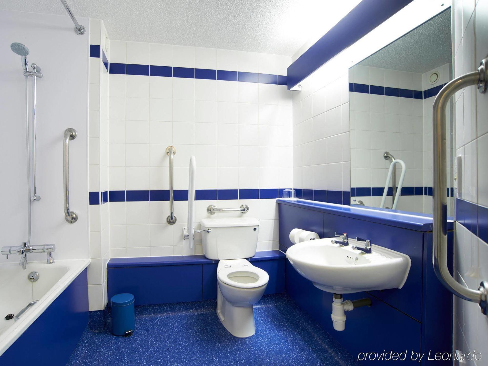Travelodge London Feltham Buitenkant foto