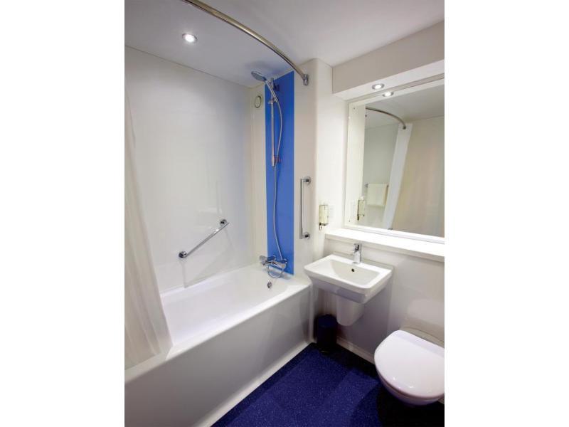 Travelodge London Feltham Buitenkant foto