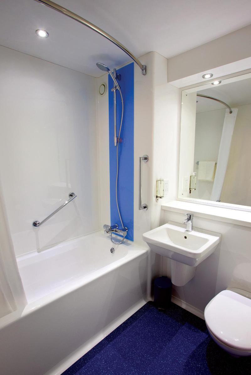 Travelodge London Feltham Buitenkant foto