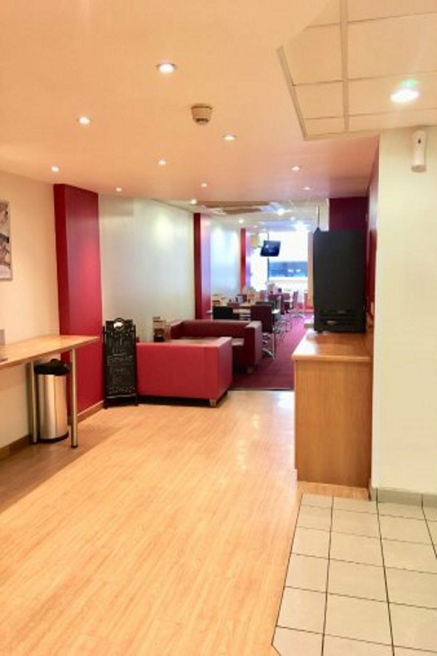 Travelodge London Feltham Buitenkant foto
